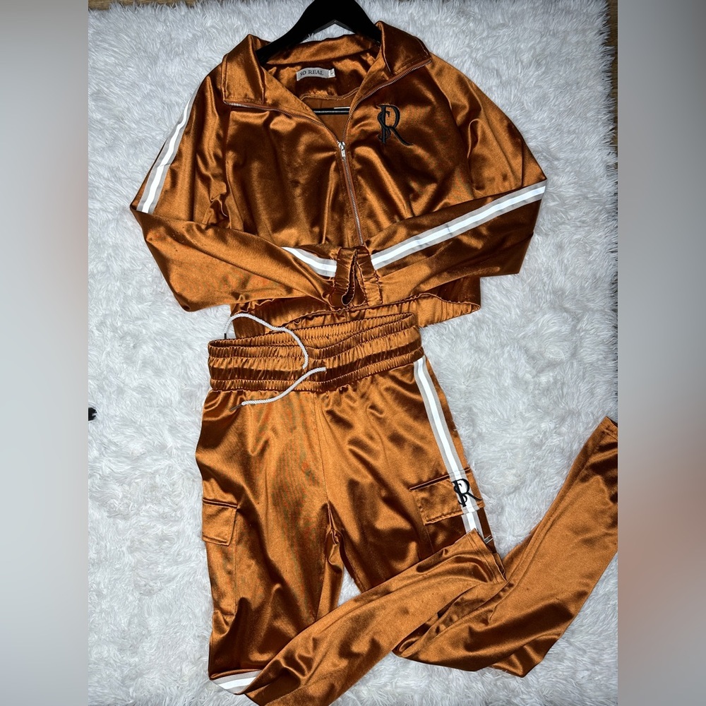Gsuwoo sweat suit burnt orange